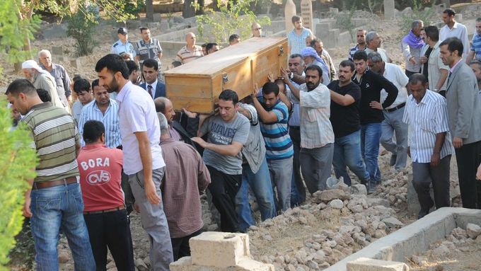 Pohřeb jedné z obětí syrské střelby v tureckém městě Akçakale.