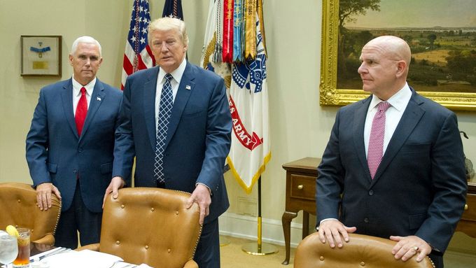 Trump oznamuje, že se H.R. McMaster stane jeho poradcem pro národní bezpečnost.