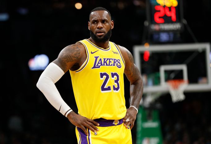 LeBron James	v dresu Los Angeles Lakers.