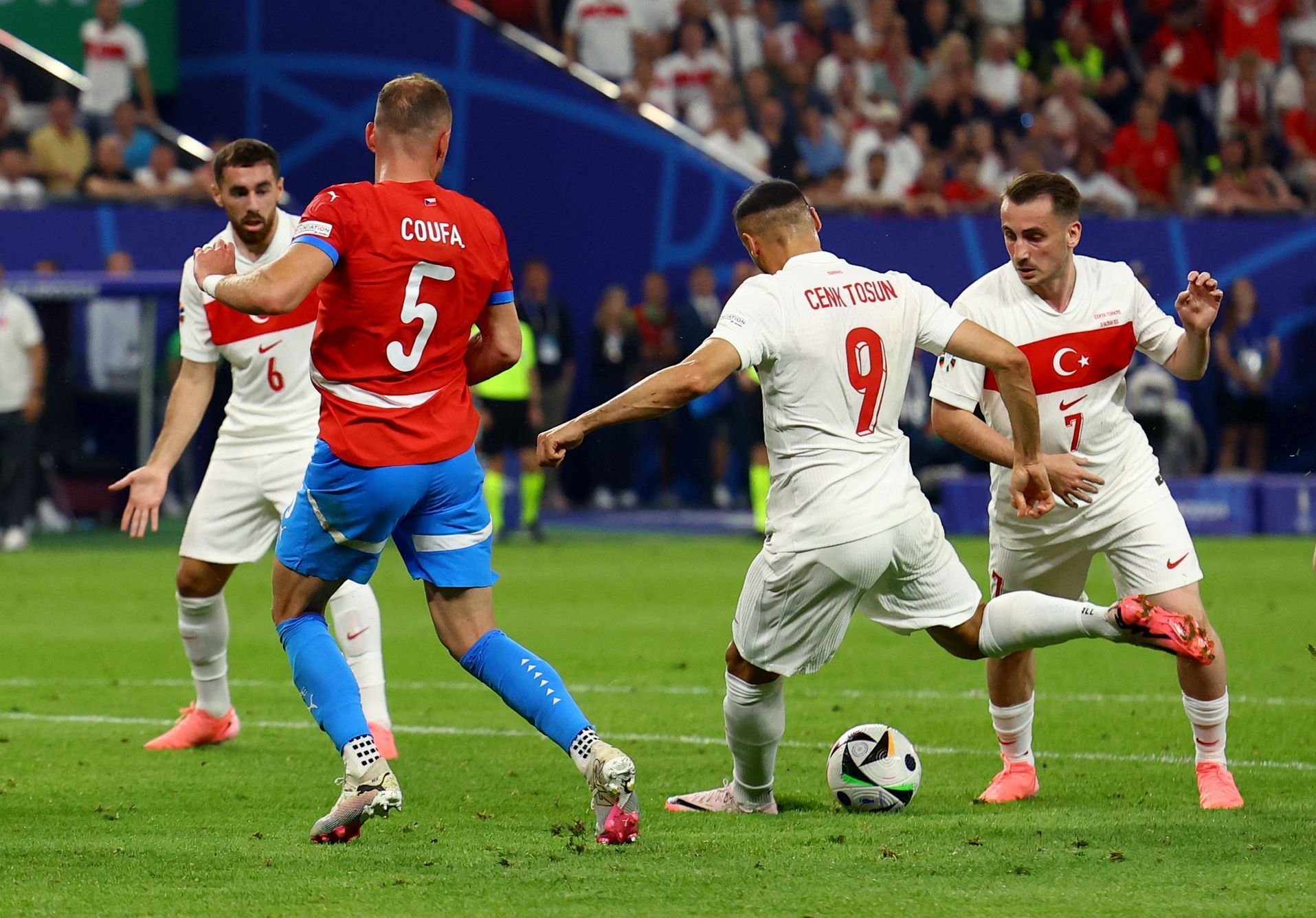 Cenk Tosun dává gól v zápase Eura 2024 Česko - Turecko