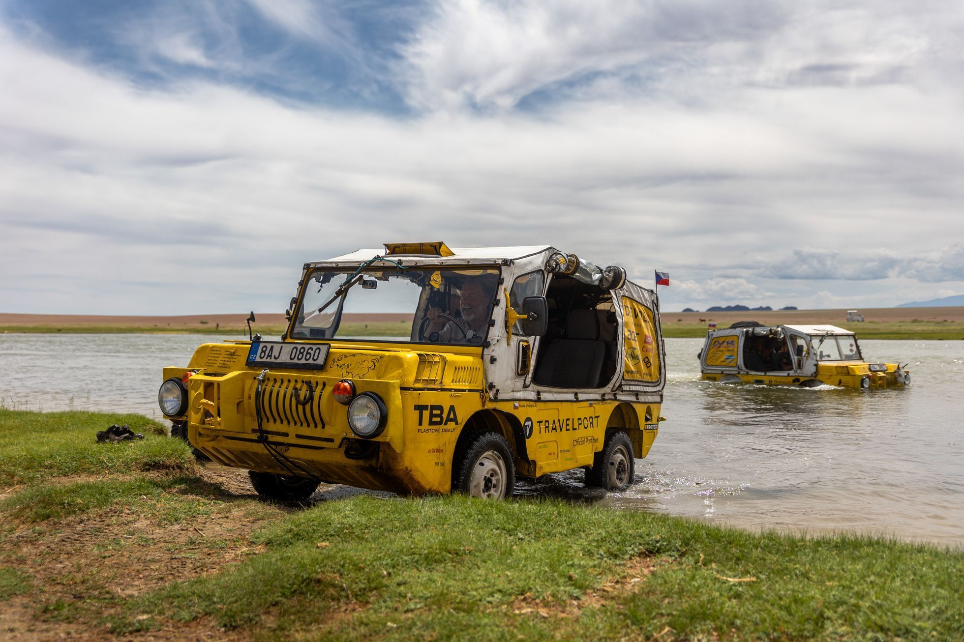 Žlutá žába pluje!