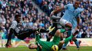 Fotbalisté Manchesteru City Joe Hart (brankář) a Vincent Kompany brání proti Emmanuelu Adebayorovi v utkání proti Tottenhamu Hottspur 11. kola Premier League.