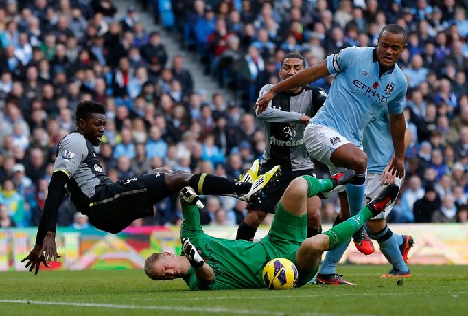 Fotbalisté Manchesteru City Joe Hart (brankář) a Vincent Kompany brání proti Emmanuelu Adebayorovi v utkání proti Tottenhamu Hottspur 11. kola Premier League.