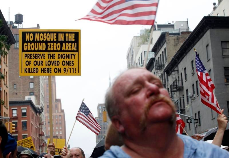 New York - mešita - demonstrace "pro" i "proti"