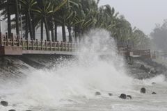 Tajfun Mekunu si v Ománu vyžádal již pět obětí, dalších třicet lidí se pohřešuje