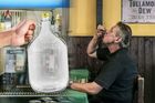 Vodku v hospodě z pětilitrového demižonu? Stát legalizuje praktiku z éry metanolu