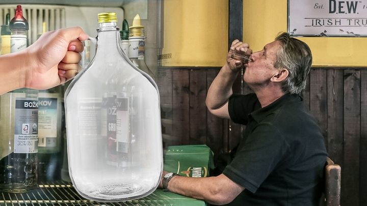 Vodku v hospodě z pětilitrového demižonu? Stát legalizuje praktiku z éry metanolu