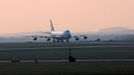 Air Force One se šesti koupelnami opouští ruzyňské letiště.