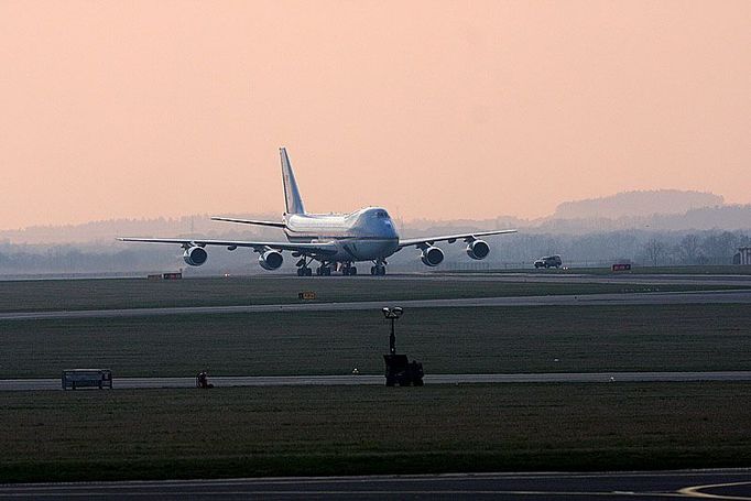 Air Force One se šesti koupelnami opouští ruzyňské letiště.