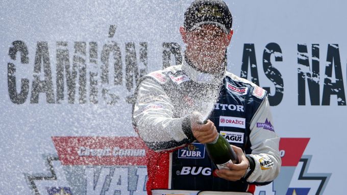 Projděte si s námi v galerii úspěšnou sezonu roudnického týmu Buggyra, jenž získal v ME tahačů Pohár konstruktérů a druhé a čtvrté místo mezi jezdci a už na začátku sezony sedmé místo v Rallye Dakar.