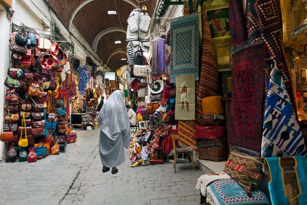 Tržiště v medinách tuniských městeček nabízí spoustu lákadel. Buďte připraveni, že se tady při každém nákupu smlouvá.