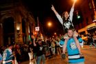 Fanoušci Pittsburghu slaví Stanley Cup v ulicích města.