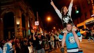 Fanoušci Pittsburghu slaví Stanley Cup v ulicích města.