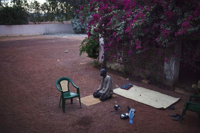 A man prays in the recently liberated town of Douentza January 28, 2013. REUTERS/Joe Penney Published: Led. 28, 2013, 8:36 odp.