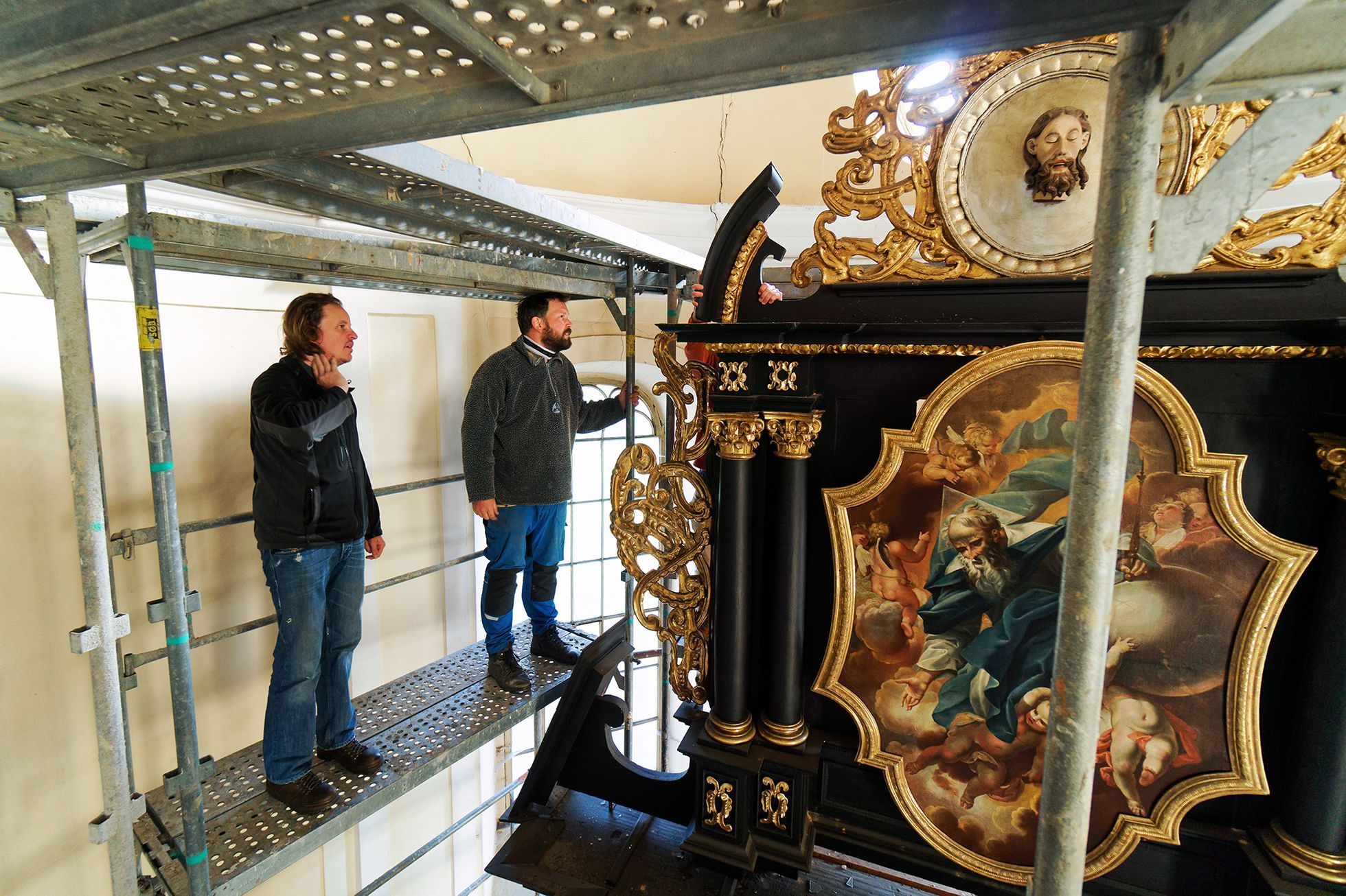 Rozebírání oltáře v kostele sv. Janů v Opavě před opravou popraskané klenby, květen 2023