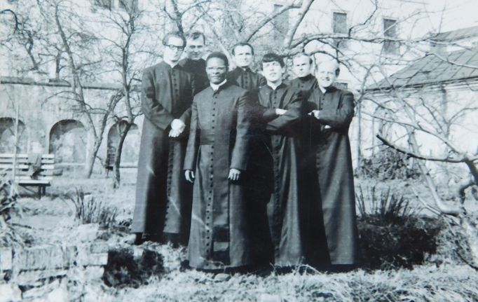 František Lízna (uprostřed) se svými jezuitskými spolubratry.