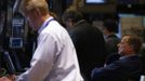 Traders work on the floor of the New York Stock Exchange June 1, 2012. REUTERS/Brendan McDermid (UNITED STATES - Tags: BUSINESS) Published: Čer. 1, 2012, 9:30 odp.