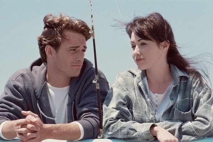 Luke Perry jako Dylan a Shannen Doherty coby Brenda.