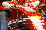 Sedminásobný mistr světa Michael Schumacher usedá v Barceloně před testem do monopostu Ferrari. Do kokpitu formule jedna se vrátil po roce, na konci minulé sezony ohlásil konec závodní kariéry.