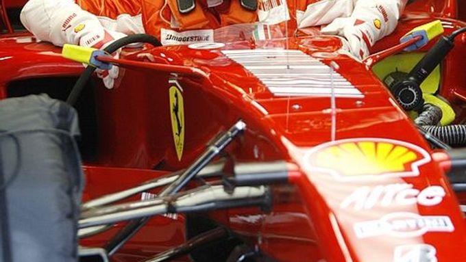 Michael Schumacher usedá v Barceloně před tesem do monopostu Ferrari.