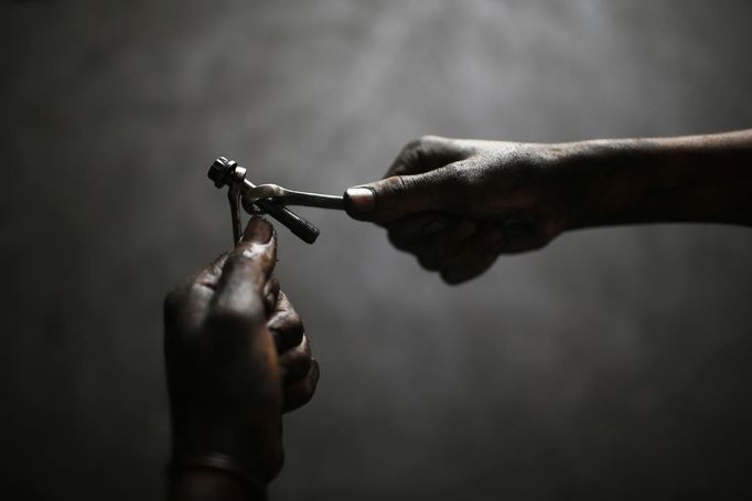 The hands of Palestinian Mohammed Jundeya, 17, are seen as he works in a car repair garage in Gaza City May 30, 2013. Jundeya left school to work as an apprentice in the garage so that he could support his family's income. Apprentice mechanics earn around $100 per month, garage owners said. REUTERS/Mohammed Salem (GAZA - Tags: TRANSPORT SOCIETY EMPLOYMENT) Published: Kvě. 30, 2013, 12:54 odp.