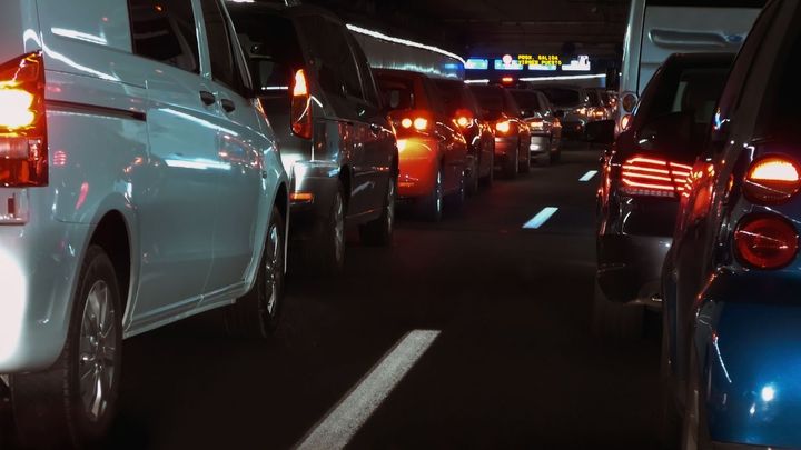 V Cholupickém tunelu v Praze se vzpříčil kamion. Jeden z tubusů je zavřený