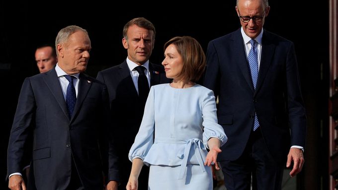 Polský premiér Donald Tusk, francouzský prezident Emmanuel Macron, moldavská prezidentka Maia Sandu a německý kancléř Friedrich Merz po jednání v prezidentském paláci v Kišiněvě, Moldavsko.