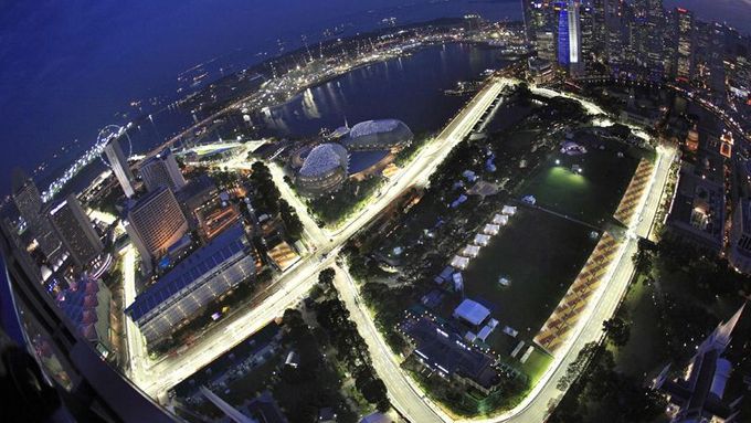 Nový okruh v Marina Bay září do tmy.