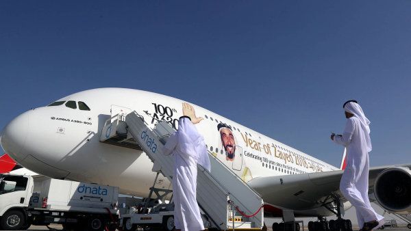 Emirates dál sázejí i na obří letadla A380. Na snímku je stý stroj, který od Airbusu převzaly.