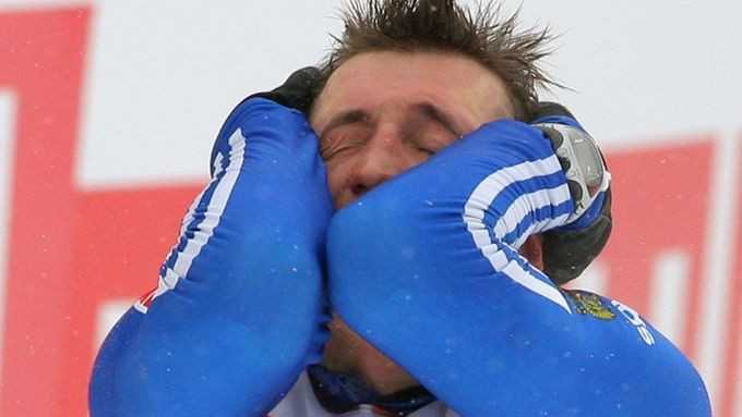 Nešťastník závodu. Rus Alexandr Legkov spadl v posledním sjezdu před nájezdem na stadion a přišel tak o téměř jistou medaili.