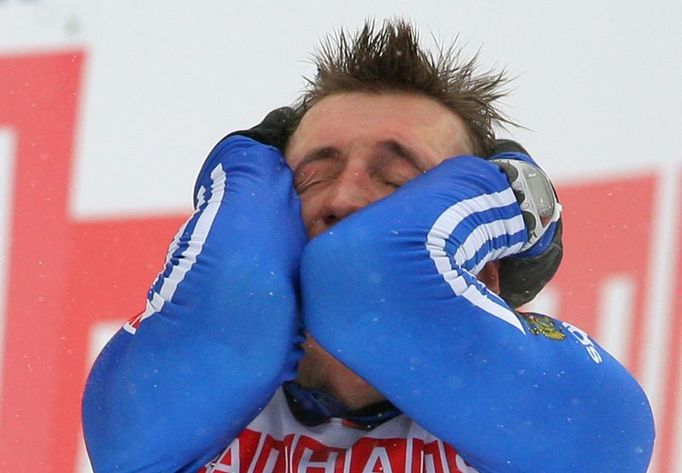 Nešťastník závodu. Rus Alexandr Legkov spadl v posledním sjezdu před nájezdem na stadion a přišel tak o téměř jistou medaili.