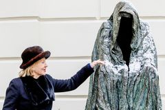 Stála tam 25 let. Praha 1 nechala odstranit sochu před Stavovským divadlem