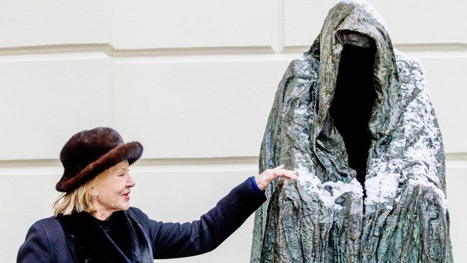 Autorkou sochy nazývané Plášť svědomí, která od roku 2000 stála před pražským Stavovským divadlem, je česká sochařka Anna Chromy (na snímku v roce 2016).