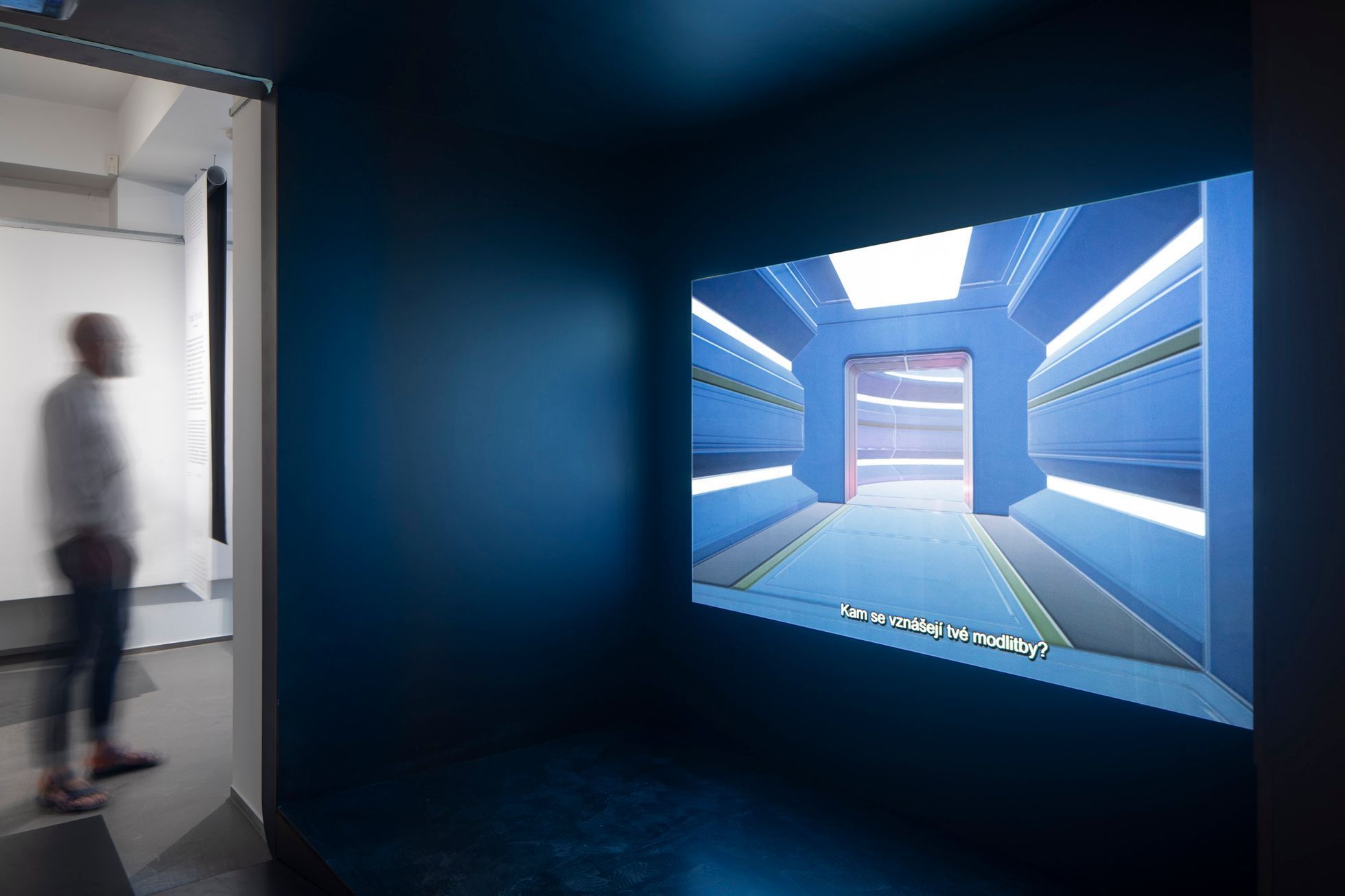 Věštění z noční oblohy částečně zakryté mraky