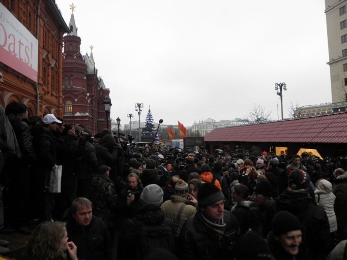 První protest opozice 4. prosince.