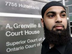 Jeden z muslimů,který přišel k soudnímu slyšení se 17 lidmi, obviněnými z přípravy teroristických útoků v kanadském Torontu.