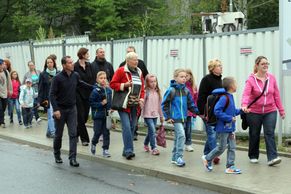Foto: Husákovi vnuci jdou do školy. V nejmladším městě Česka