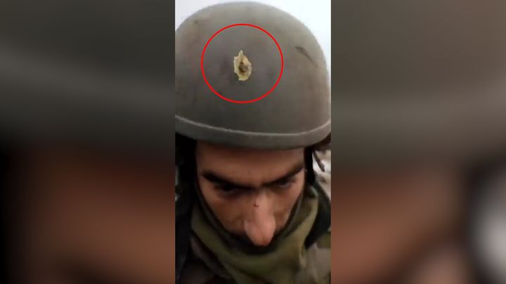 Kulka mu prolétla skrz helmu. Ukrajinský voják se podruhé narodil; Zdroj foto: Aktuálně.cz/Twitter/Nexta_tv