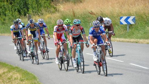 Skupina uprchlíků v patnácté etapě Tour de France