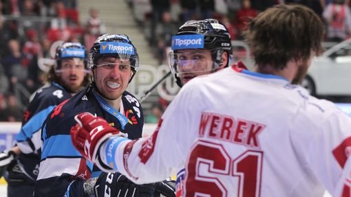 3. finále hokejové extraligy 2018/19, Třinec - Liberec: Jaroslav Vlach (Liberec) a Ethan Werek (Třinec)