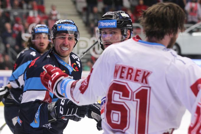 3. finále hokejové extraligy 2018/19, Třinec - Liberec: Jaroslav Vlach (Liberec) a Ethan Werek (Třinec)