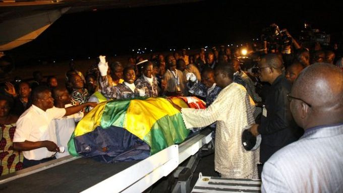 Rakev s ostatky dvou funkcionářů na letišti v tožském Lomé.
