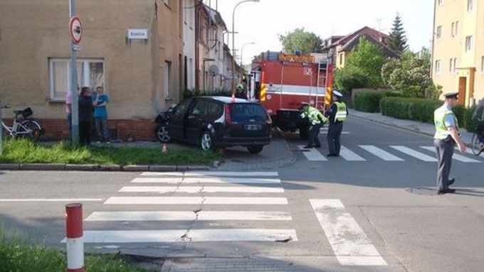 Jednapadesátiletý řidič náhle přejel do protisměru a prudce vrazil do domu.