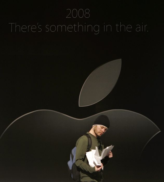 Firma Apple předvádí nejtenčí notebook na světě