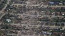 An aerial view shows the path of destruction in the aftermath of a tornado, at a neighborhood in Moore, Oklahoma May 21, 2013. Rescuers went building to building in search of victims and survivors picked through the rubble of their shattered homes on Tuesday, a day after a massive tornado tore through the Oklahoma City suburb of Moore, wiping out blocks of houses and killing at least 24 people. REUTERS/Rick Wilking (UNITED STATES - Tags: DISASTER ENVIRONMENT TPX IMAGES OF THE DAY) Published: Kvě. 22, 2013, 2:46 dop.