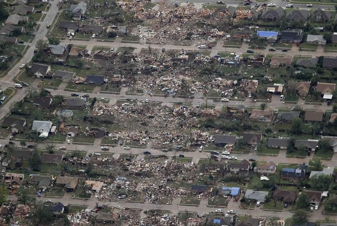 An aerial view shows the path of destruction in the aftermath of a tornado, at a neighborhood in Moore, Oklahoma May 21, 2013. Rescuers went building to building in search of victims and survivors picked through the rubble of their shattered homes on Tuesday, a day after a massive tornado tore through the Oklahoma City suburb of Moore, wiping out blocks of houses and killing at least 24 people. REUTERS/Rick Wilking (UNITED STATES - Tags: DISASTER ENVIRONMENT TPX IMAGES OF THE DAY) Published: Kvě. 22, 2013, 2:46 dop.