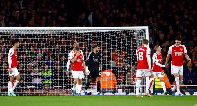 Zklamaní hráči Arsenalu po gólu Tomáše Součka
