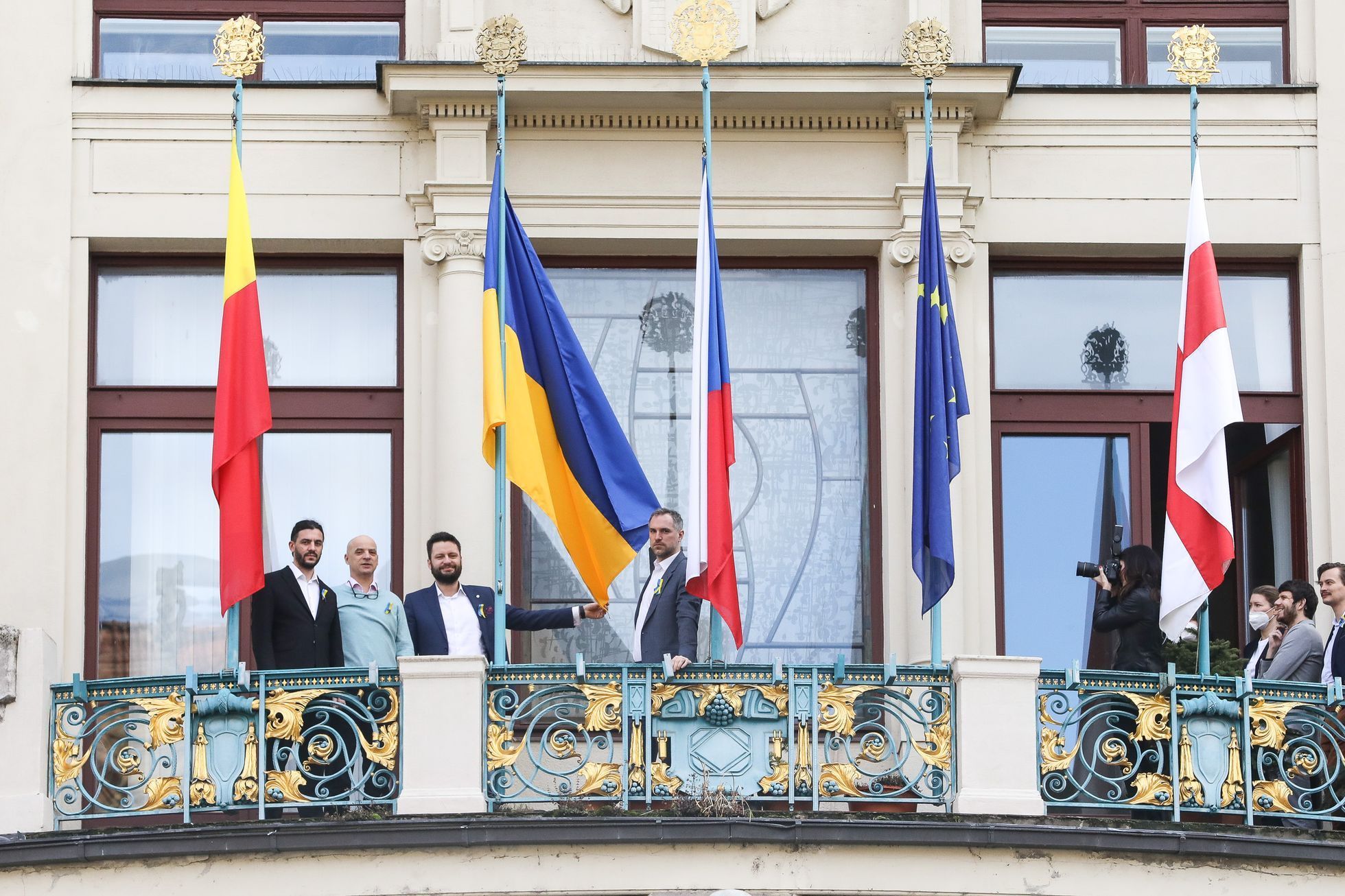 Pražský primátor Zdeněk Hřib vyvěsil na magistrát vlajku Ukrajiny
