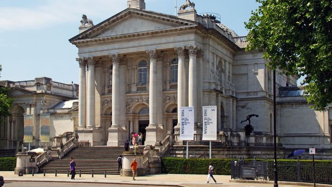 Hlavní budova Tate Britain vystavuje britské umění od dob královské dynastie Tudorovců.