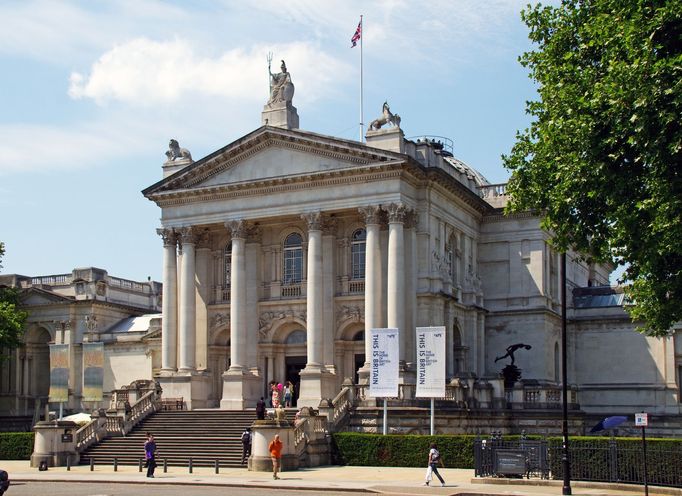 Hlavní budova Tate Britain vystavuje britské umění od dob královské dynastie Tudorovců.